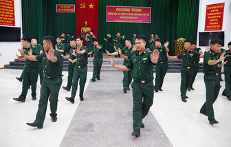 Hướng dẫn các vũ điệu trong sinh hoạt tập thể cho bộ đội biên phòng An Giang