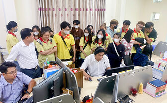 Gần 100 sinh viên Trường Đại học Nam Cần Thơ tham quan thực tế tại Báo An Giang