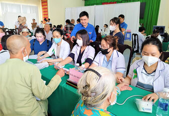 Thành đoàn Châu Đốc tổ chức khám bệnh, cấp thuốc miễn phí cho người dân khó khăn