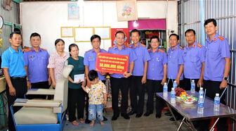 Viện trưởng Viện Kiểm sát Nhân dân tỉnh An Giang trao tiền hỗ trợ cất nhà cho công đoàn viên khó khăn