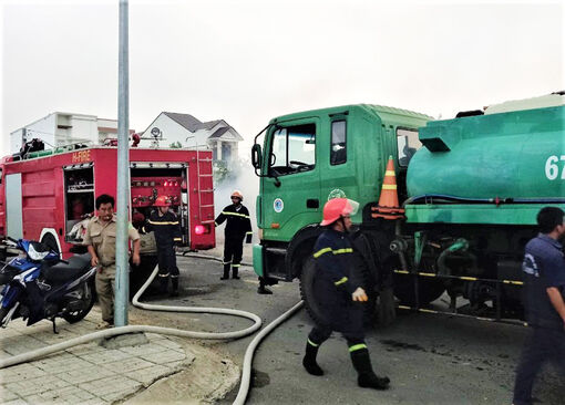Công ty Cổ phần Môi trường đô thị An Giang kịp thời hỗ trợ dập tắt đám cháy trong khu dân cư
