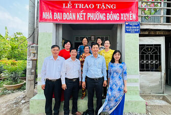 Bàn giao nhà Đại đoàn kết cho hộ khó khăn ở phường Đông Xuyên