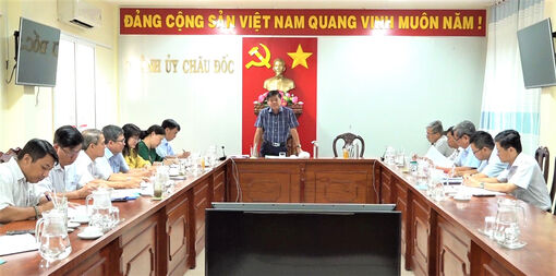 Thường trực Thành ủy Châu Đốc họp các cơ quan tham mưu, giúp việc Thành ủy