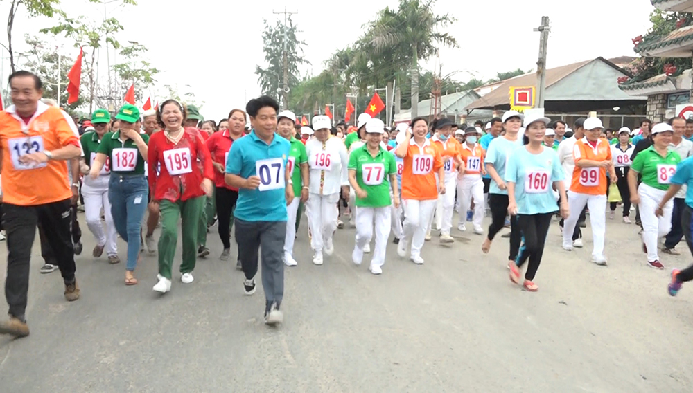 700 cán bộ, công nhân, viên chức, người lao động huyện Châu Phú tham gia đi bộ