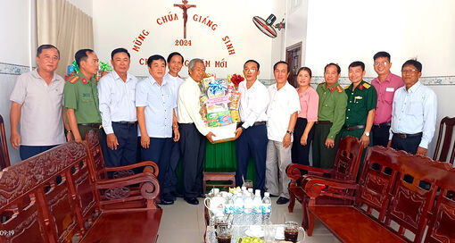 Bí thư Huyện ủy Thoại Sơn Nguyễn Như Anh thăm, chúc mừng lễ Phục sinh năm 2024 tại giáo xứ Núi Sập