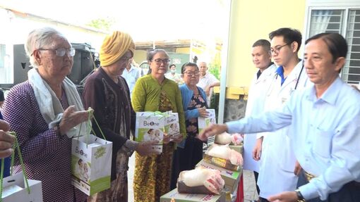 Khám bệnh, phát thuốc miễn phí và tặng quà cho người nghèo xã biên giới Phú Hữu
