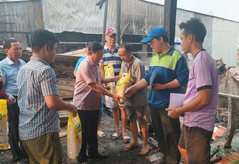 Chủ tịch UBMTTQVN tỉnh An Giang Nguyễn Tiếc Hùng động viên, hỗ trợ các hộ dân gặp hỏa hoạn