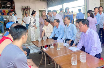 Lãnh đạo huyện Châu Phú thăm, động viên các hộ dân gặp hỏa hoạn tại xã Bình Mỹ