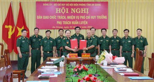 Bàn giao công tác Phó Chỉ huy trưởng Bộ đội Biên phòng tỉnh An Giang