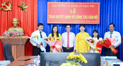 Ban Thường vụ Huyện ủy Châu Phú trao quyết định cán bộ