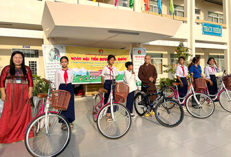 Thêm 22 xe đạp cho học sinh nghèo huyện Tri Tôn