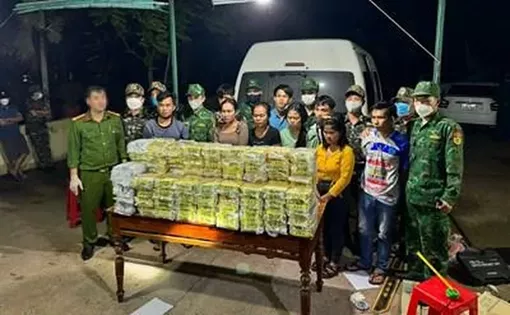 Bắt 100kg ma túy giấu trên trần xe khách mang biển kiểm soát Lào