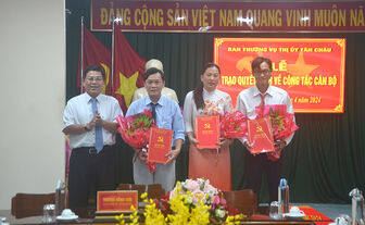 Ban Thường vụ Thị ủy Tân Châu trao quyết định cán bộ
