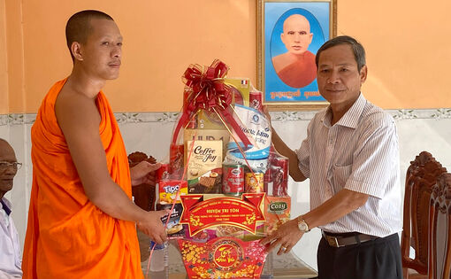 Phó Bí thư Thường trực Huyện ủy Tri Tôn Phan Văn Sương chúc Tết Chol Chnam Thmay 2024