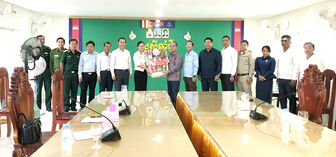 Bí thư Huyện ủy và Chủ tịch UBND huyện An Phú chúc Tết cổ truyền Campuchia năm 2024