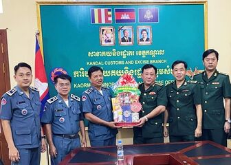 Đồn Biên phòng Cửa khẩu quốc tế Vĩnh Xương chúc Tết Chol Chnam Thmay