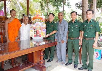 Thăm, tặng quà chùa, người có uy tín, nhân  Tết Chol Chnam Thmay