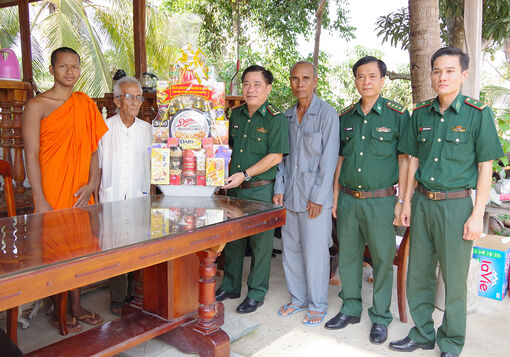 Thăm, tặng quà chùa, người có uy tín, nhân  Tết Chol Chnam Thmay