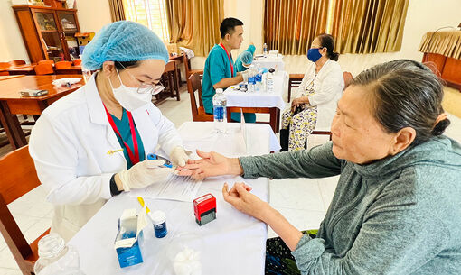 300 người dân phường Mỹ Hòa được khám bệnh, cấp thuốc miễn phí và quà