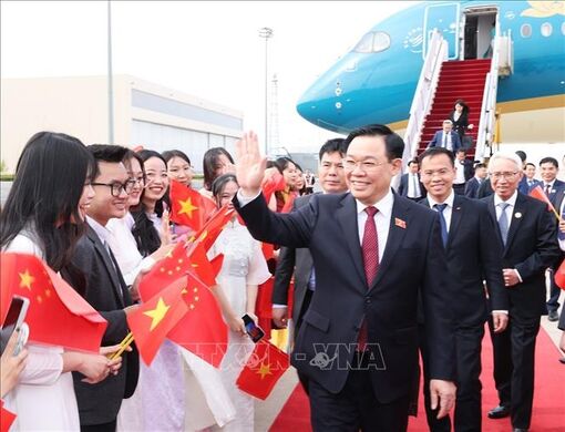 Chủ tịch Quốc hội Vương Đình Huệ đến thủ đô Bắc Kinh, bắt đầu thăm chính thức nước Cộng hòa Nhân dân Trung Hoa