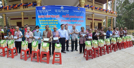 Hiệp hội Doanh nghiệp Việt Nam - Campuchia vui Tết Chol Chnam Thmay cùng bà con Khmer