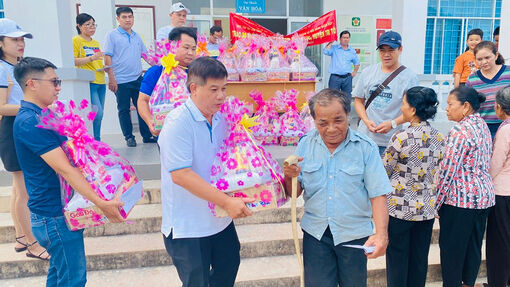 Thêm 280 phần quà Tết Chol Chnam Thmay cho bà con Khmer huyện Tri Tôn