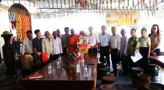 Bí thư Huyện ủy Tri Tôn chúc Tết Chol Chnam Thmay 2 chùa Khmer