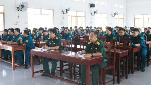 TX. Tịnh Biên huấn luyện chiến sĩ dân quân mới kết nạp
