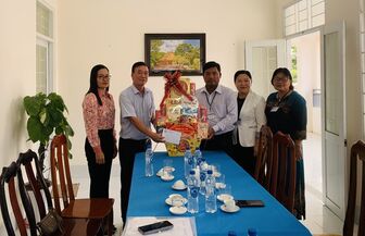 Phó Chủ tịch UBND huyện Tri Tôn Trần Minh Giang chúc Tết Chol Chnam Thmay các trường dân tộc nội trú