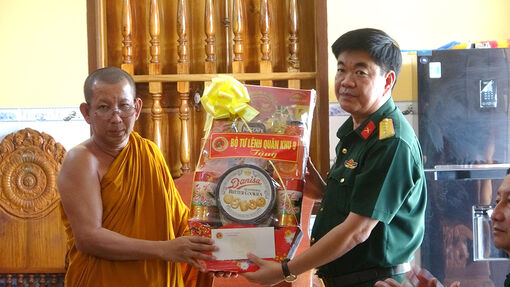 Bộ Tư lệnh Quân khu 9 chúc Tết Chol Chnam Thmay chùa Prây Veng