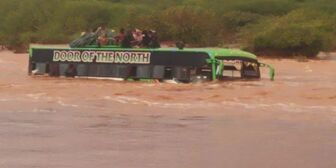 Kenya: Nước lũ cuốn xe buýt khỏi cầu, 51 hành khách được cứu sống