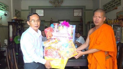 Bí thư Huyện ủy Thoại Sơn Nguyễn Như Anh thăm, chúc Tết cổ truyền Chol Chnam Thmay tại chùa Kal Bô Prưk