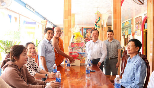 Phó Bí thư Thường trực Huyện ủy, Chủ tịch HĐND huyện Châu Thành Từ Thanh Khiết thăm, chúc Tết Chol Chnam Thmay