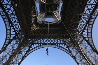 Nữ VĐV Pháp phá kỷ lục thế giới khi leo dây lên tháp Eiffel