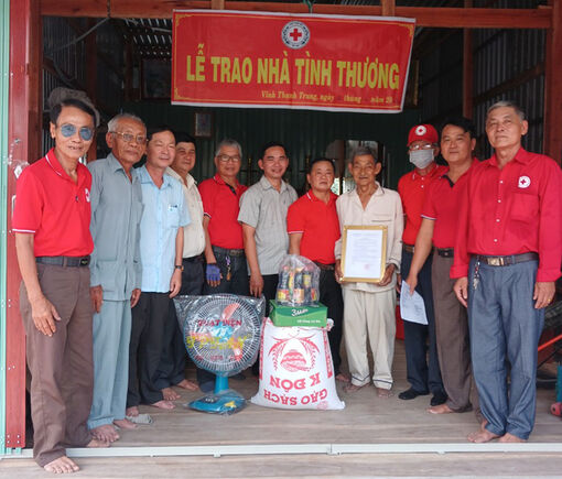 Hội Chữ thập đỏ huyện Châu Phú trao nhà Tình thương
