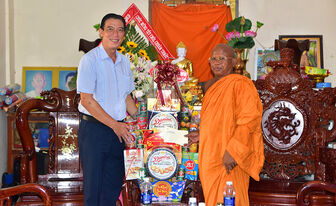 Bí thư Thị ủy Tịnh Biên thăm, chúc Tết Chol Chnam Thmay tại các chùa  Nam tông Khmer