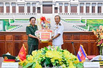 Bộ Chỉ huy Quân sự tỉnh An Giang chúc Tết các đơn vị Quân đội Hoàng gia Campuchia