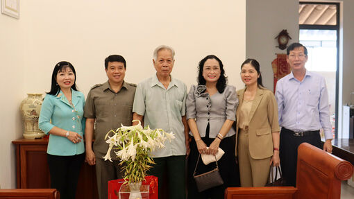 Chủ tịch Hội đồng Dân tộc của Quốc hội Y Thanh Hà Niê K’đăm thăm gia đình chính sách tiêu biểu