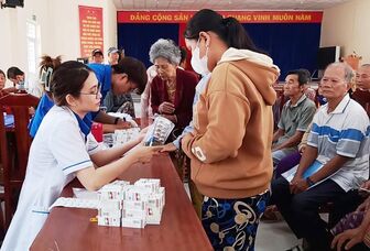 Khám bệnh, cấp thuốc miễn phí cho 300 người nghèo, khó khăn phường Long Sơn
