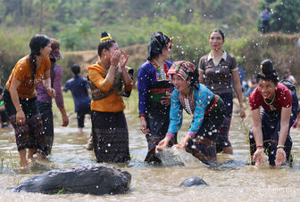 Ngắm thiếu nữ nô đùa trong lễ hội 'khi đi khô ráo, ra về ướt đẫm' ở Điện Biên