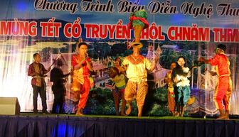 Tri Tôn biểu diễn văn nghệ mừng Tết Chol Chnam Thmay