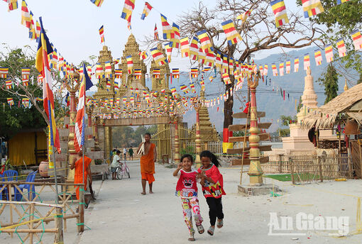 Đến chùa dịp Tết Chol Chnam Thmay