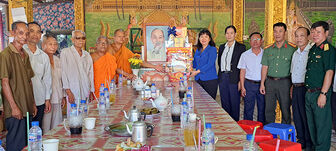 Phó Bí thư Thường trực Huyện ủy Châu Phú Thi Hồng Thúy chúc Tết Chol Chnam Thmay đồng bào dân tộc thiểu số Khmer