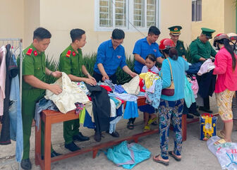 Bàn giao 10 căn nhà Đại đoàn kết và tặng quà cho hộ nghèo ở Phú Hữu