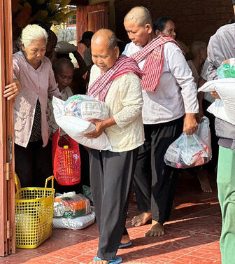 Bàn giao 10 căn nhà Đại đoàn kết và tặng quà cho hộ nghèo ở Phú Hữu