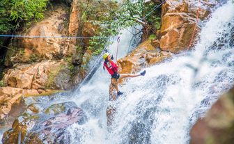 Trải nghiệm du lịch Đà Lạt mạo hiểm cùng Traveloka: Trượt thác Datanla và đu dây vượt thác