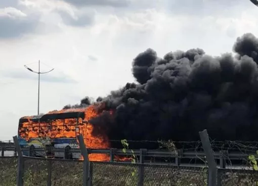 Cháy xe trên cao tốc Trung Lương - TP.HCM, 18 hành khách chạy thoát thân