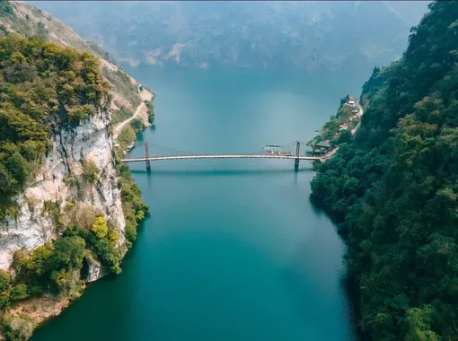 Cầu treo vắt ngang dòng sông xanh biếc, cảnh đẹp như tranh ở Điện Biên