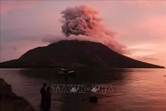 Núi lửa Ruang ở Indonesia tiếp tục phun trào, 11.000 người phải sơ tán