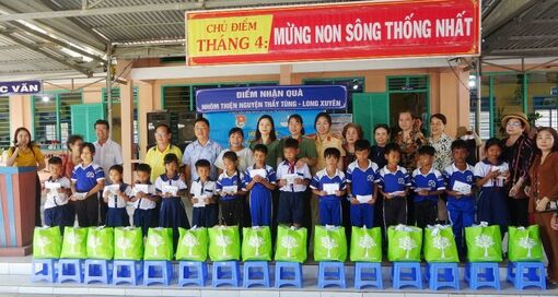 Thêm 100 quà cho học sinh dân tộc thiểu số Khmer huyện Tri Tôn